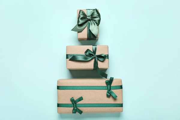Renkli Arka Planda Güzel Hediye Kutularından Yapılmış Doğum Günü Pastası — Stok fotoğraf