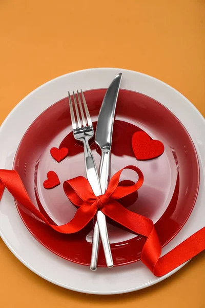 Таблиця Дня Святого Валентина Луком Серцями Оранжевому Фоні — стокове фото