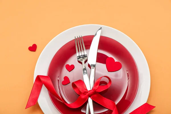Table Setting Valentine Day Bow Hearts Orange Background — Stock Photo, Image