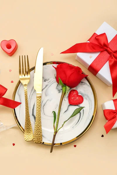 Стіл Дня Святого Валентина Червоною Трояндою Подарунками Бежевому Тлі — стокове фото