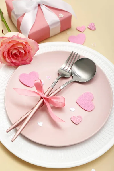 Накрытие Стола День Святого Валентина Розовой Розой Подарком Бежевом Фоне — стоковое фото