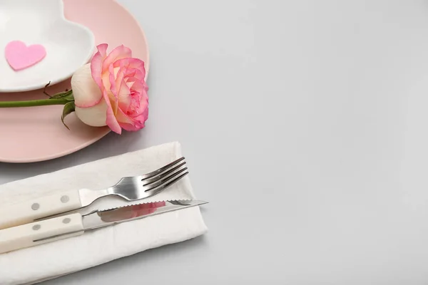 Asztalbeállítás Valentin Napra Rózsaszín Rózsával Szürke Alapon Közelkép — Stock Fotó