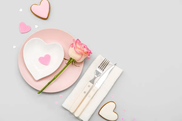 Накрытие Стола День Святого Валентина Розовой Розой Сером Фоне — стоковое фото