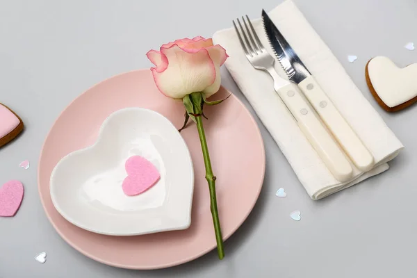 Накрытие Стола День Святого Валентина Розовой Розой Сером Фоне Крупным — стоковое фото