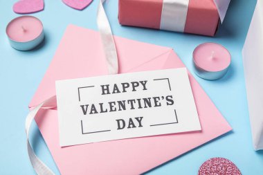 Yazılı mektup Mutlu VALENTINE Günü ve mavi arkaplanda mumlar, yakın plan