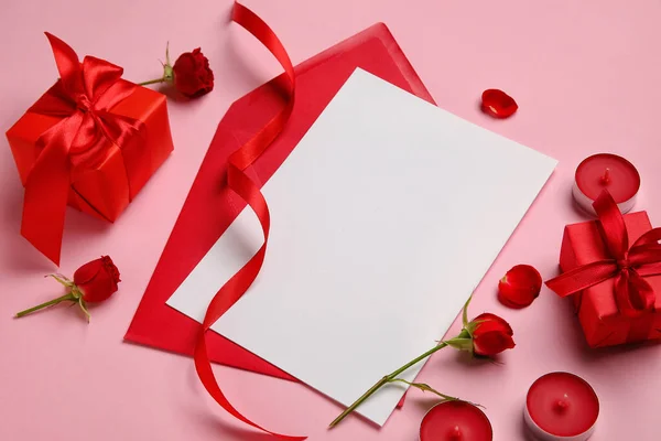 Lettera Bianco Con Regali Rose Candele Sfondo Rosa Festa San — Foto Stock