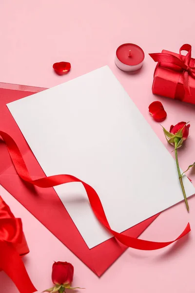 Carta Branco Com Presentes Rosas Vela Fundo Rosa Celebração Dia — Fotografia de Stock