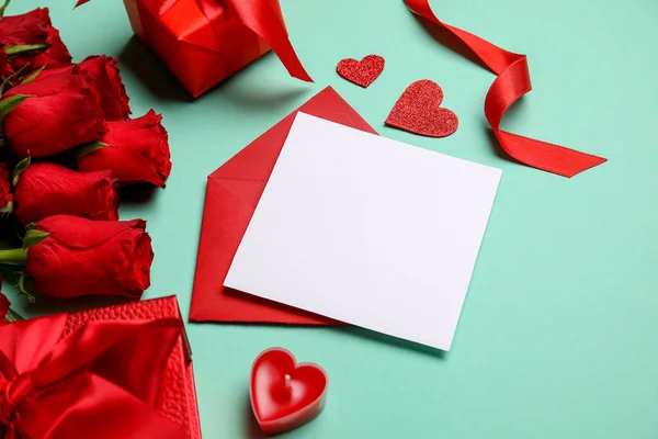 Lettera Bianco Con Rose Regali Sfondo Verde Festa San Valentino — Foto Stock