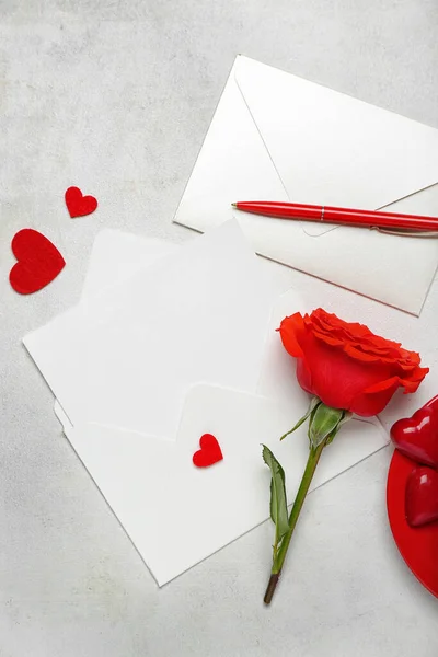 Carta Branco Com Rosa Corações Sobre Fundo Branco Celebração Dia — Fotografia de Stock