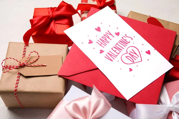 Cartão Com Texto Happy Valentine Day Envelope Presentes Sobre Fundo — Fotografia de Stock