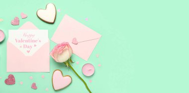 Zarflar, mumlar, kalpler ve gül yeşil arkaplanda ve metin için yer var. Sevgililer Günü kutlaması