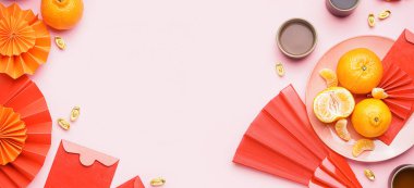 Pembe zemin üzerinde kırmızı zarflar ve Çince semboller ve metin için boşluk