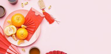 Pembe arkaplanda kırmızı zarf ve Çince semboller metin için boşluk