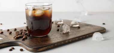 Hafif arka planda bir bardak soğuk kahve.