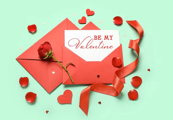 Envelopes Rose Petals Hearts Green Background Valentine Day Celebration — Stock Photo, Image