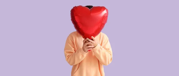 Jovem Com Balão Vermelho Forma Coração Sobre Fundo Lilás — Fotografia de Stock