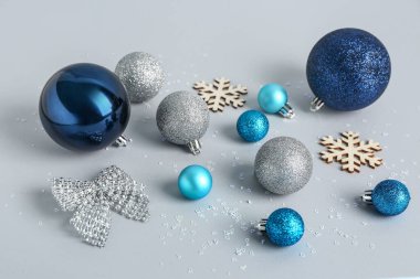 Işıklı arka planda güzel Noel süslemeleri ve pulları