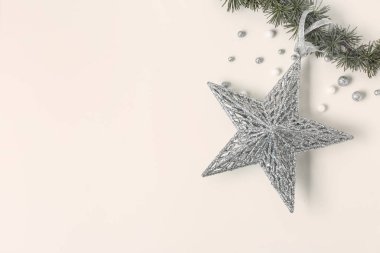 Kozalaklı ağaç dalı, Noel yıldızı ve ışık arkaplanda topları olan kompozisyon