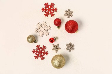 Işık arka planında farklı Noel süslemeleri olan kompozisyon