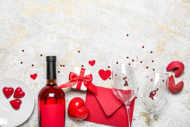 Bir şişe şarap, bardak, zarf ve fal kurabiyesi. Sevgililer Günü kutlaması