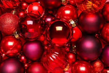 Kırmızı Noel topları arka planda, yakın plan