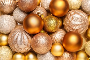 Arka plan olarak parlak Noel topları, yakın plan