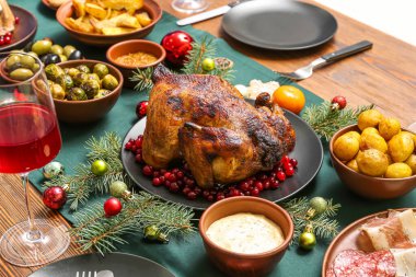 Lezzetli tavuklu Noel seti ve ahşap masada köknar dalları.