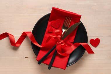 Sevgililer Günü için kırmızı kalpler ve ahşap arka planda fiyonk.