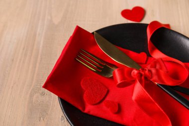 Sevgililer Günü için kırmızı kalpler ve ahşap arka planda fiyonk. Yakın plan.