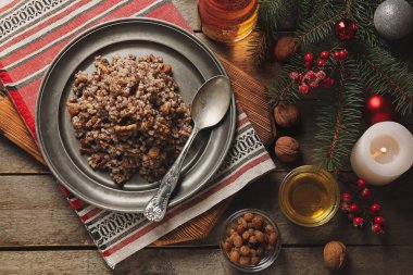 Kutya tabağı, malzemeler ve ağaç arka planda Noel dalları.