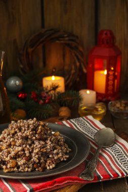 Peçeteye Kutya tabağı, yakın plan.