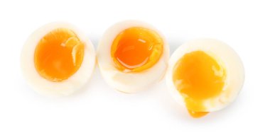 Beyaz arka planda dilimlenmiş rafadan yumurta.