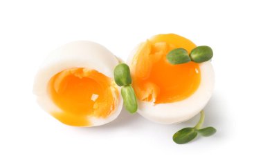 Beyaz zemin üzerinde mikro yeşille kaynamış yumurta.