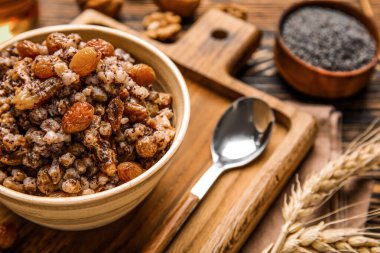 Tahtada bir kase Kutya, yakın plan.