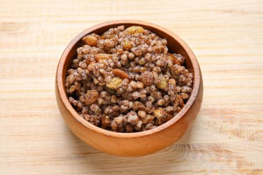 Tahta arka planda bir kase Kutya