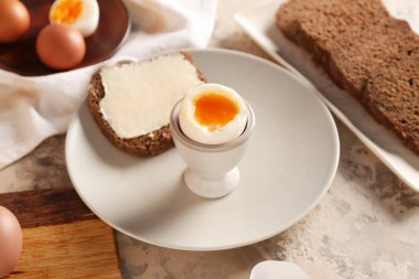 Sofrada kaynamış yumurta ve tost tabağı.
