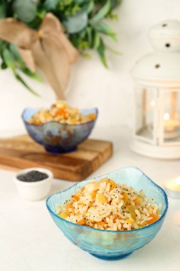 Bir kase pirinç Kutya beyaz masada, yakın plan.