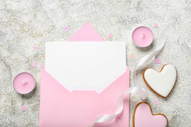 Kurabiyeli boş mektup ve arkaplanda mumlar. Sevgililer Günü kutlaması