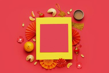 Boş kart, fal kurabiyeleri ve kırmızı arka planda Çince semboller. Yeni yıl kutlaması