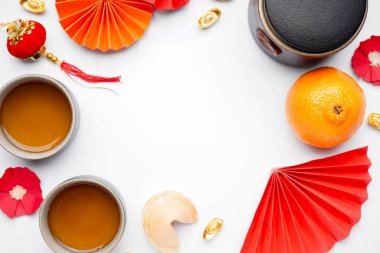 Çaydanlıktan yapılmış çerçeve, bardaklar ve beyaz arkaplanda Çince semboller. Yeni yıl kutlaması