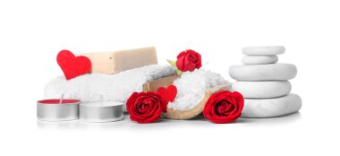 Beyaz arka planda çiçekler, sabun, taşlar, havlu ve deniz tuzu ile Sevgililer Günü için güzel spa kompozisyonu