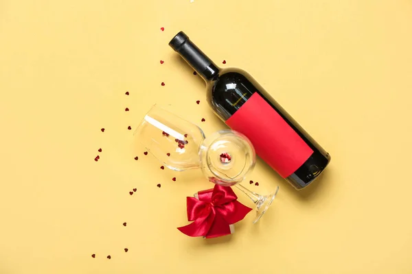 Bottle Wine Glasses Gift Yellow Background Valentine Day Celebration — Stock Photo, Image