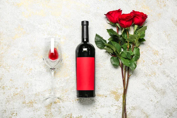 Bottle Wine Glass Roses Grunge Background Valentine Day Celebration — Stock Photo, Image