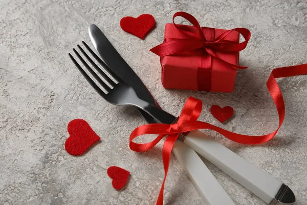 Cutlery Valentine Day Red Bow Hearts Gift Grunge Background Closeup — Stock Photo, Image