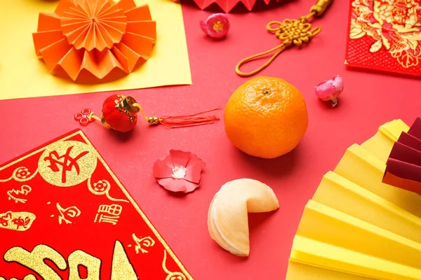 Mandarijn Gelukskoekje Chinese Symbolen Rode Achtergrond Nieuwjaarsviering — Stockfoto
