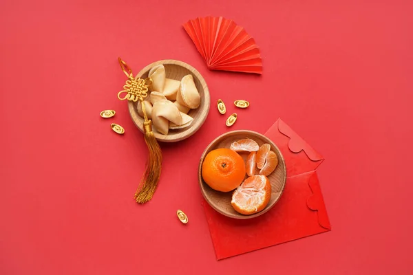Tigelas Com Tangerinas Biscoitos Sorte Símbolos Chineses Fundo Vermelho Celebração — Fotografia de Stock