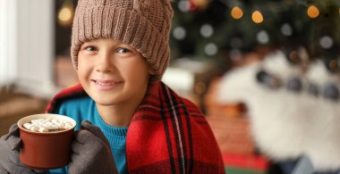 Küçük çocuk Noel arifesinde evde sıcak çikolata içme