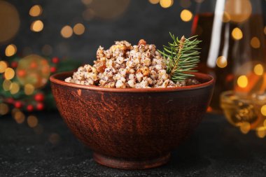 Koyu arkaplanda geleneksel Ukrayna Kutya tabağı