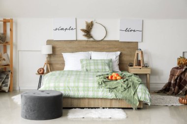 Büyük yataklı ve sonbahar dekorlu şık bir oda.