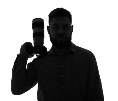 Beyaz arka planda kameralı erkek fotoğrafçı silueti.